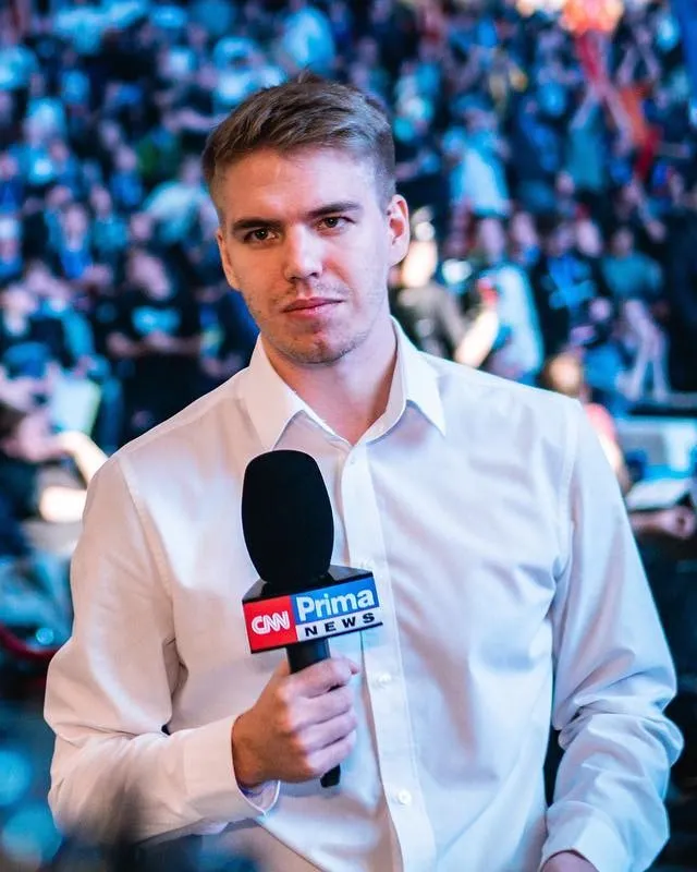 Michal Kabele s mikrofonem při reportáži z esportového turnaje